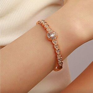 Elegant Gold Bracelet with Crystal Accents